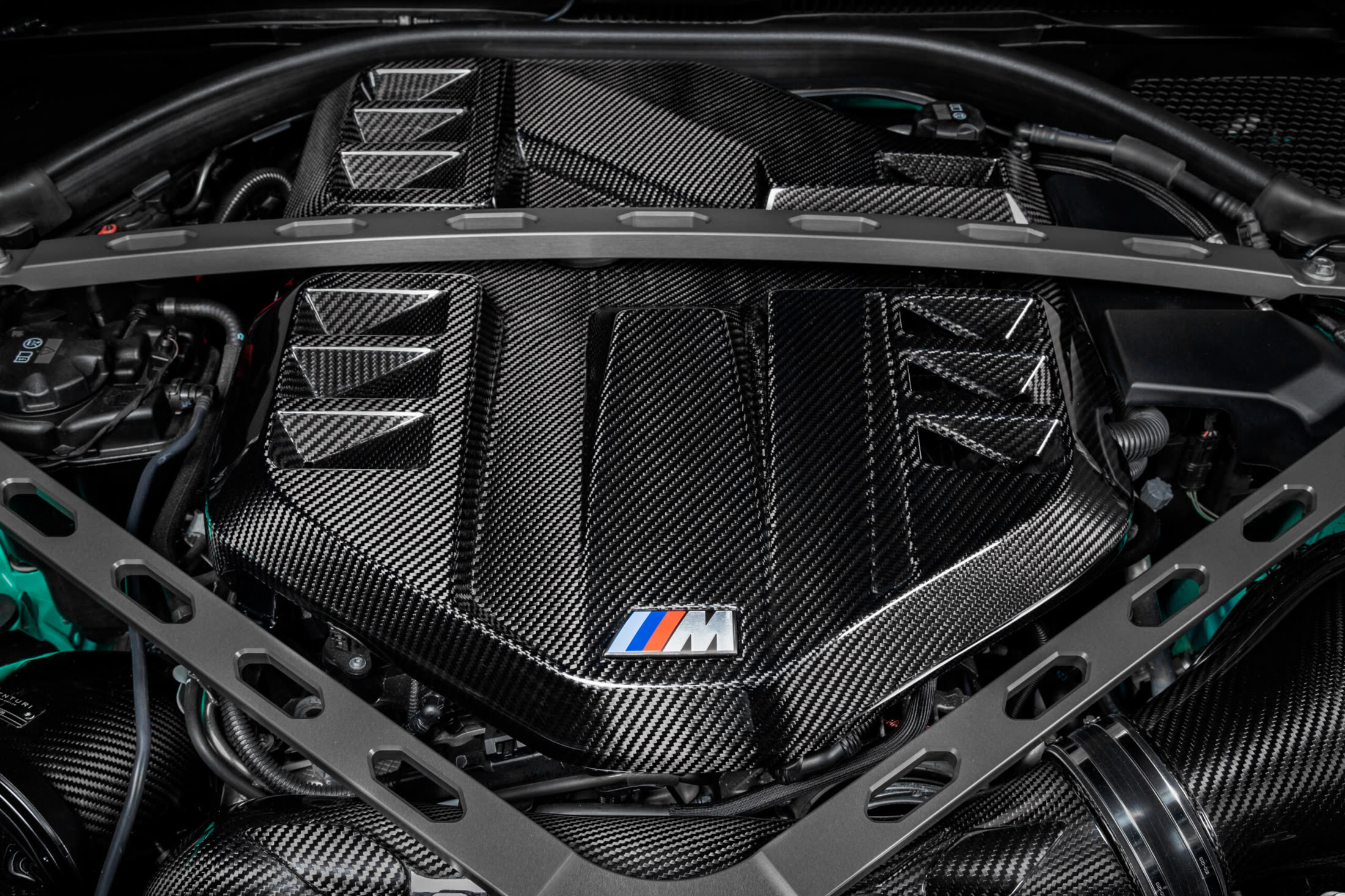 Eventuri karbon motorburkolat egy BMW M3 motorterében