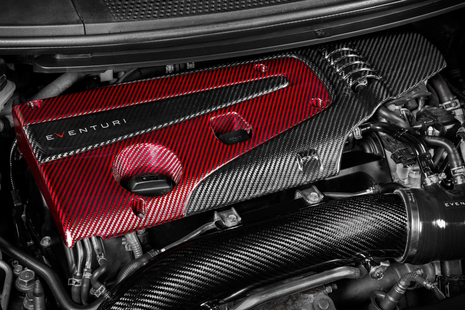Eventuri karbon motorburkolat egy Honda Civic Type R motorterében