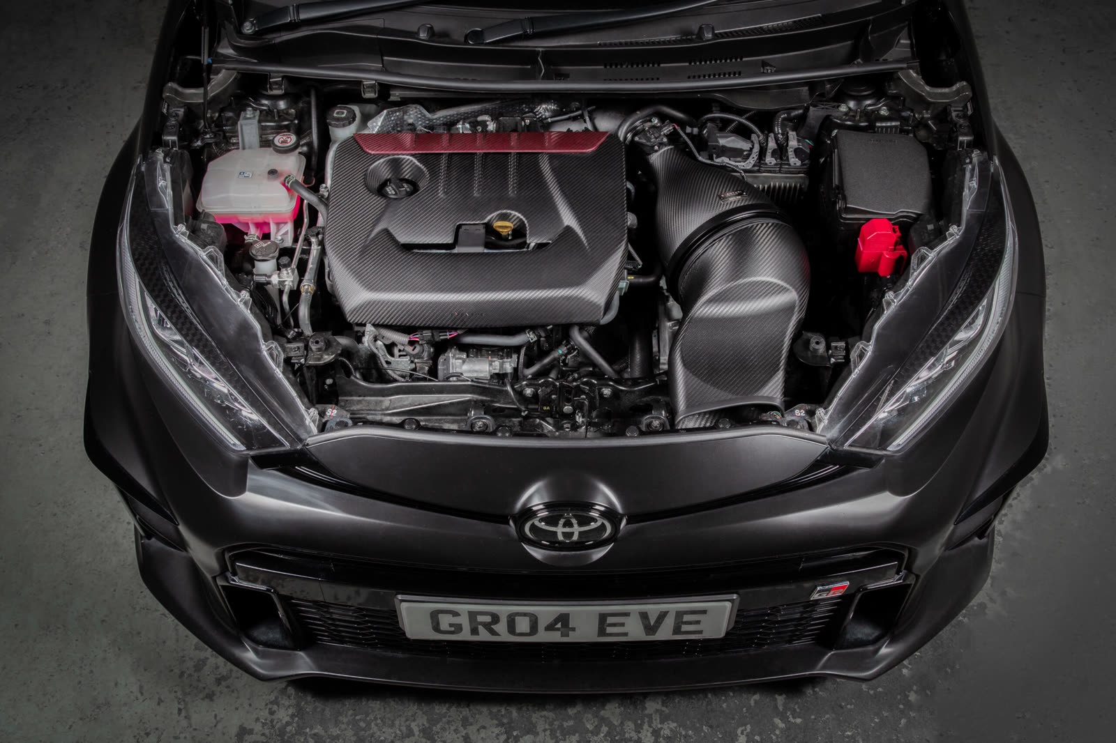 Eventuri karbon szívórendszer és légbeömlő egy Toyota GR Yaris motorterében