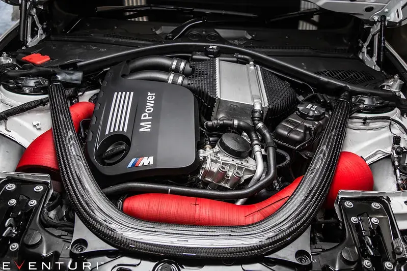 BMW F8X M3/M4 V2 karbon szívórendszer: Fejlesztés