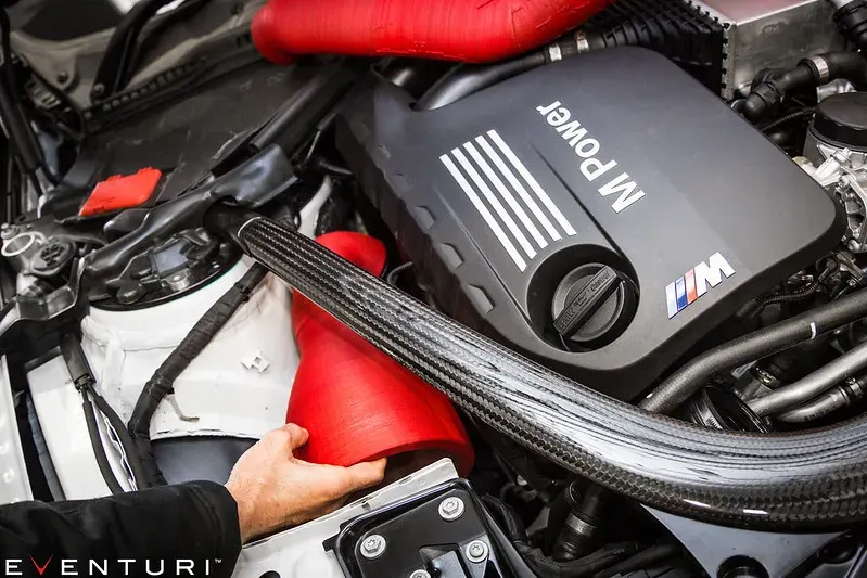 BMW F8X M3/M4 V2 karbon szívórendszer: Fejlesztés