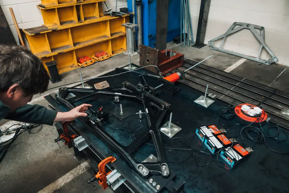 BMW G8X M2/M3/M4 karbon toronymerevítő: Teljesítmény