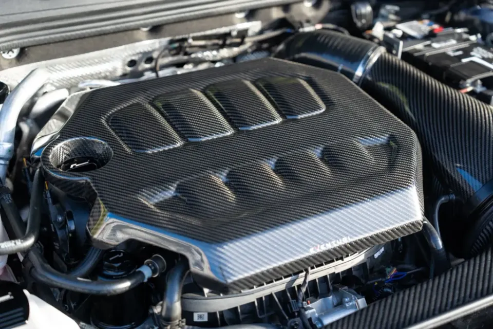 VW Golf MK8 karbon motorburkolat: Termékrészletek