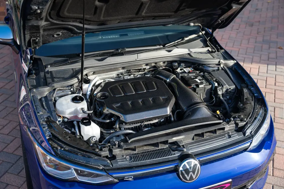 VW Golf MK8 karbon motorburkolat, 4. kép