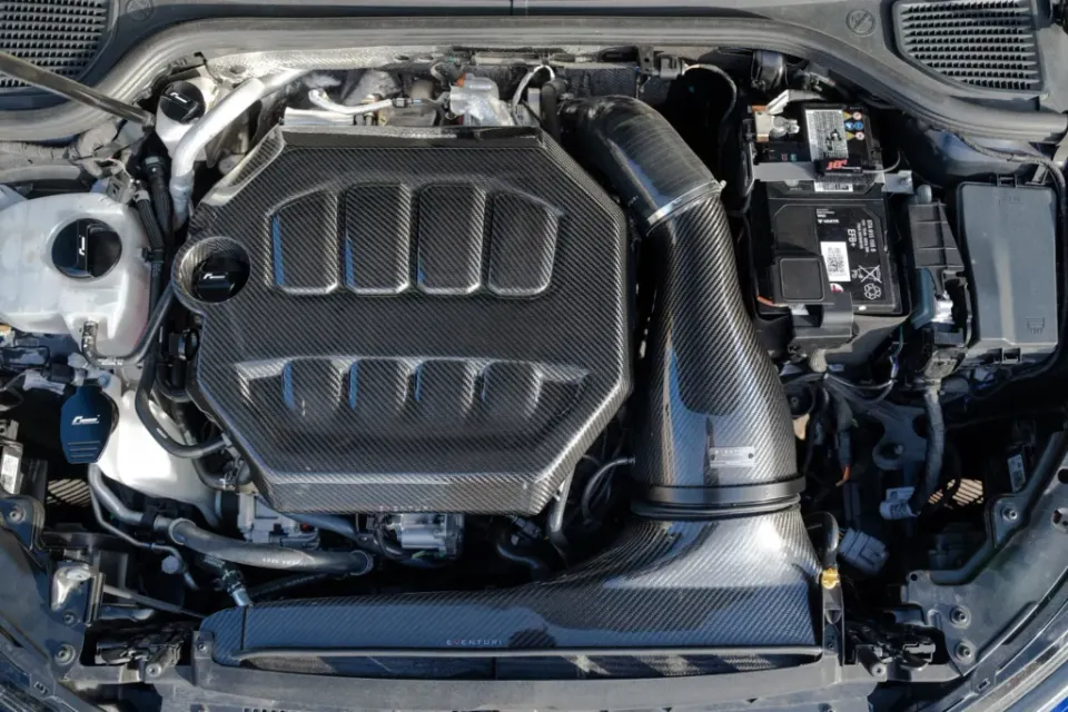 VW Golf MK8 karbon motorburkolat: Termékrészletek