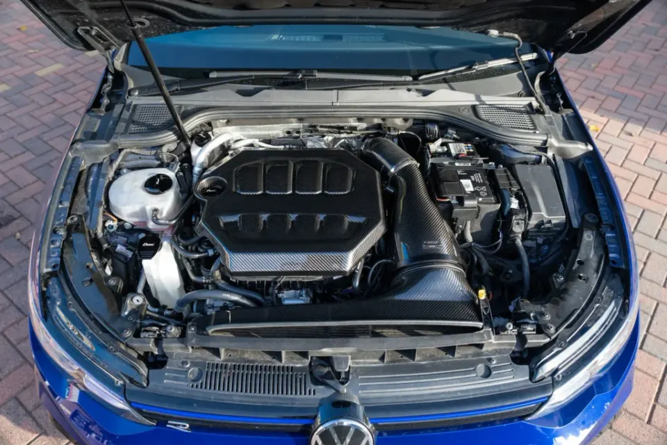VW Golf MK8 karbon motorburkolat: Termékrészletek